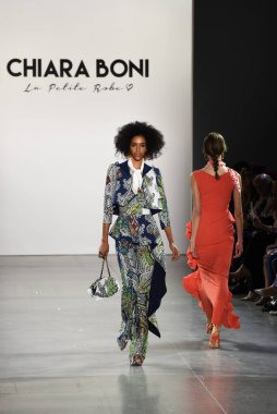 NEW YORK, NEW YORK - SEPTEMBER 07: New York Moda Haftası sırasında Chiara Boni için podyumda bir model yürüyor: The Show at Gallery II at Spring Studios, 07 Eylül 2019, New York.