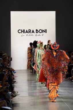NEW YORK, NEW YORK - SEPTEMBER 07: New York Moda Haftası sırasında Chiara Boni 'nin podyum finalinde mankenler yürür: 7 Eylül 2019' da New York 'ta Spring Studios' ta Gallery II 'de gösteriler.