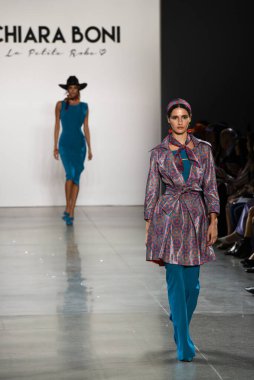 NEW YORK, NEW YORK - SEPTEMBER 07: New York Moda Haftası sırasında Chiara Boni için podyumda bir model yürüyor: The Show at Gallery II at Spring Studios, 07 Eylül 2019, New York.