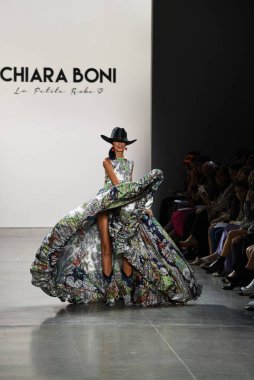 NEW YORK - SEPTEMBER 07: Pat Cleveland, New York Moda Haftası 'nda Chiara Boni için podyumda yürüyor: 7 Eylül 2019' da New York 'taki Spring Stüdyolarında Galeri II' de Gösteriler.