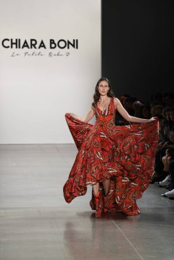 NEW YORK, NEW YORK - SEPTEMBER 07: Anna Cleveland, New York Moda Haftası sırasında Chiara Boni için podyumda yürüyor: The Show at Gallery II at Spring Studios, 07 Eylül 2019, New York.