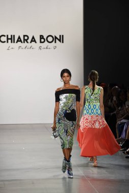 NEW YORK, NEW YORK - SEPTEMBER 07: New York Moda Haftası sırasında Chiara Boni için podyumda bir model yürüyor: The Show at Gallery II at Spring Studios, 07 Eylül 2019, New York.