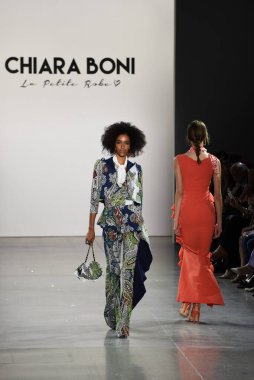 NEW YORK, NEW YORK - SEPTEMBER 07: New York Moda Haftası sırasında Chiara Boni için podyumda bir model yürüyor: The Show at Gallery II at Spring Studios, 07 Eylül 2019, New York.