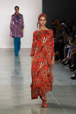 NEW YORK, NEW YORK - SEPTEMBER 07: New York Moda Haftası sırasında Chiara Boni için podyumda bir model yürüyor: The Show at Gallery II at Spring Studios, 07 Eylül 2019, New York.