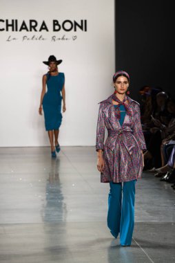 NEW YORK, NEW YORK - SEPTEMBER 07: New York Moda Haftası sırasında Chiara Boni için podyumda bir model yürüyor: The Show at Gallery II at Spring Studios, 07 Eylül 2019, New York.