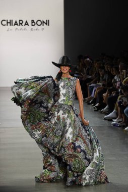 NEW YORK - SEPTEMBER 07: Pat Cleveland, New York Moda Haftası 'nda Chiara Boni için podyumda yürüyor: 7 Eylül 2019' da New York 'taki Spring Stüdyolarında Galeri II' de Gösteriler.