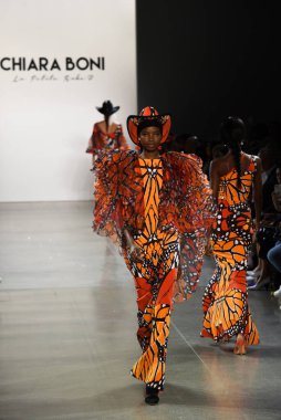 NEW YORK, NEW YORK - SEPTEMBER 07: Maria Borges, New York Moda Haftası sırasında Chiara Boni için podyumda yürüyor: 7 Eylül 2019 'da New York' taki Spring Studios 'taki Galeri II' de Gösteriler.