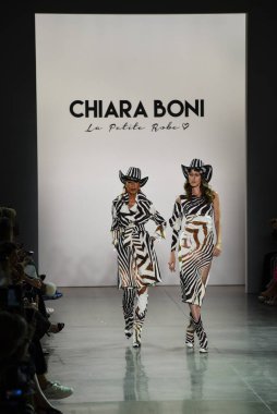 NEW YORK - SEPTEMBER 07: Pat Cleveland ve Anna Cleveland New York Moda Haftası 'nda Chiara Boni için podyumda yürüyorlar: The Show at Gallery II at Spring Studios, 07 Eylül 2019, New York City.