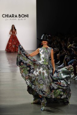 NEW YORK - SEPTEMBER 07: Pat Cleveland, New York Moda Haftası 'nda Chiara Boni için podyumda yürüyor: 7 Eylül 2019' da New York 'taki Spring Stüdyolarında Galeri II' de Gösteriler.