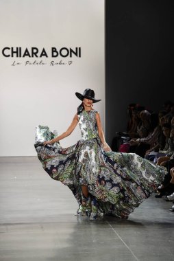 NEW YORK - SEPTEMBER 07: Pat Cleveland, New York Moda Haftası 'nda Chiara Boni için podyumda yürüyor: 7 Eylül 2019' da New York 'taki Spring Stüdyolarında Galeri II' de Gösteriler.