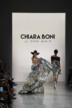 NEW YORK - SEPTEMBER 07: Pat Cleveland, New York Moda Haftası 'nda Chiara Boni için podyumda yürüyor: 7 Eylül 2019' da New York 'taki Spring Stüdyolarında Galeri II' de Gösteriler.