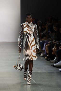 NEW YORK, NEW YORK - SEPTEMBER 07: New York Moda Haftası sırasında Chiara Boni için podyumda bir model yürüyor: The Show at Gallery II at Spring Studios, 07 Eylül 2019, New York.