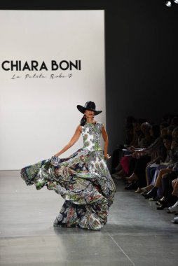 NEW YORK - SEPTEMBER 07: Pat Cleveland, New York Moda Haftası 'nda Chiara Boni için podyumda yürüyor: 7 Eylül 2019' da New York 'taki Spring Stüdyolarında Galeri II' de Gösteriler.