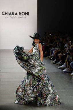 NEW YORK - SEPTEMBER 07: Pat Cleveland, New York Moda Haftası 'nda Chiara Boni için podyumda yürüyor: 7 Eylül 2019' da New York 'taki Spring Stüdyolarında Galeri II' de Gösteriler.