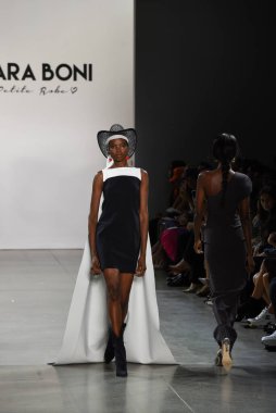 NEW YORK, NEW YORK - SEPTEMBER 07: Maria Borges, New York Moda Haftası sırasında Chiara Boni için podyumda yürüyor: 7 Eylül 2019 'da New York' taki Spring Studios 'taki Galeri II' de Gösteriler.