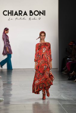 NEW YORK, NEW YORK - SEPTEMBER 07: New York Moda Haftası sırasında Chiara Boni için podyumda bir model yürüyor: The Show at Gallery II at Spring Studios, 07 Eylül 2019, New York.