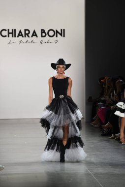 NEW YORK, NEW YORK - SEPTEMBER 07: New York Moda Haftası sırasında Chiara Boni için podyumda bir model yürüyor: The Show at Gallery II at Spring Studios, 07 Eylül 2019, New York.