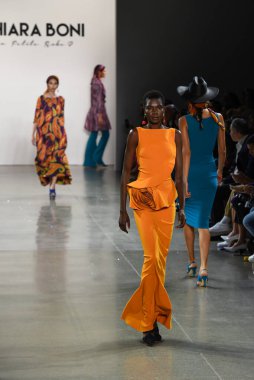 NEW YORK, NEW YORK - SEPTEMBER 07: New York Moda Haftası sırasında Chiara Boni için podyumda bir model yürüyor: The Show at Gallery II at Spring Studios, 07 Eylül 2019, New York.