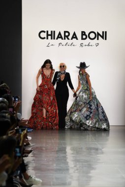 NEW YORK, NEW YORK - SEPTEMBER 07: (L-R) Anna Cleveland, Chiara Boni, ve Pat Cleveland New York Moda Haftası sırasında Chiara Boni için podyumda yürüyorlar: The Shows at Gallery II at Spring Studios, 07 Eylül 2019, New York City.