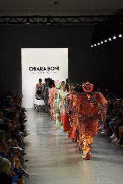NEW YORK, NEW YORK - SEPTEMBER 07: New York Moda Haftası sırasında Chiara Boni 'nin podyum finalinde mankenler yürür: 7 Eylül 2019' da New York 'ta Spring Studios' ta Gallery II 'de gösteriler.