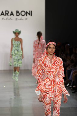 NEW YORK, NEW YORK - SEPTEMBER 07: New York Moda Haftası sırasında Chiara Boni için podyumda bir model yürüyor: The Show at Gallery II at Spring Studios, 07 Eylül 2019, New York.