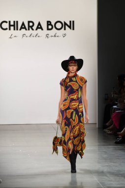 NEW YORK, NEW YORK - SEPTEMBER 07: New York Moda Haftası sırasında Chiara Boni için podyumda bir model yürüyor: The Show at Gallery II at Spring Studios, 07 Eylül 2019, New York.