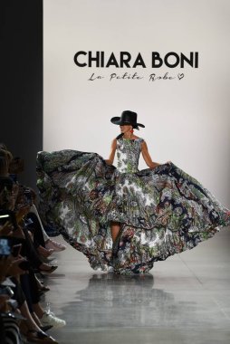 NEW YORK - SEPTEMBER 07: Pat Cleveland, New York Moda Haftası 'nda Chiara Boni için podyumda yürüyor: 7 Eylül 2019' da New York 'taki Spring Stüdyolarında Galeri II' de Gösteriler.