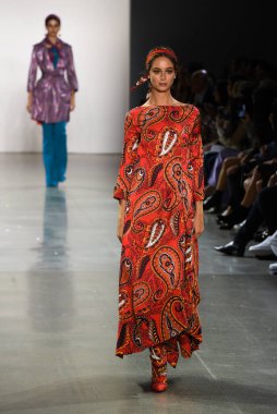 NEW YORK, NEW YORK - SEPTEMBER 07: New York Moda Haftası sırasında Chiara Boni için podyumda bir model yürüyor: The Show at Gallery II at Spring Studios, 07 Eylül 2019, New York.