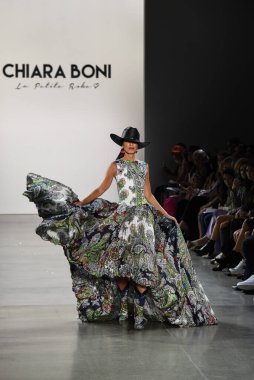 NEW YORK - SEPTEMBER 07: Pat Cleveland, New York Moda Haftası 'nda Chiara Boni için podyumda yürüyor: 7 Eylül 2019' da New York 'taki Spring Stüdyolarında Galeri II' de Gösteriler.