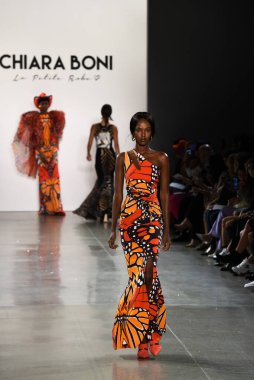 NEW YORK, NEW YORK - SEPTEMBER 07: New York Moda Haftası sırasında Chiara Boni için podyumda bir model yürüyor: The Show at Gallery II at Spring Studios, 07 Eylül 2019, New York.