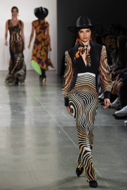 NEW YORK, NEW YORK - SEPTEMBER 07: New York Moda Haftası sırasında Chiara Boni için podyumda bir model yürüyor: The Show at Gallery II at Spring Studios, 07 Eylül 2019, New York.