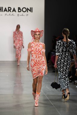 NEW YORK, NEW YORK - SEPTEMBER 07: New York Moda Haftası sırasında Chiara Boni için podyumda bir model yürüyor: The Show at Gallery II at Spring Studios, 07 Eylül 2019, New York.