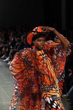 NEW YORK, NEW YORK - SEPTEMBER 07: Maria Borges, New York Moda Haftası sırasında Chiara Boni için podyumda yürüyor: 7 Eylül 2019 'da New York' taki Spring Studios 'taki Galeri II' de Gösteriler.