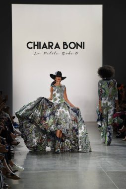 NEW YORK - SEPTEMBER 07: Pat Cleveland, New York Moda Haftası 'nda Chiara Boni için podyumda yürüyor: 7 Eylül 2019' da New York 'taki Spring Stüdyolarında Galeri II' de Gösteriler.