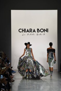 NEW YORK - SEPTEMBER 07: Pat Cleveland, New York Moda Haftası 'nda Chiara Boni için podyumda yürüyor: 7 Eylül 2019' da New York 'taki Spring Stüdyolarında Galeri II' de Gösteriler.