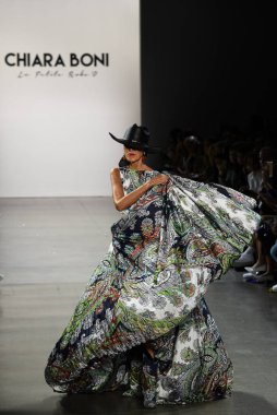 NEW YORK - SEPTEMBER 07: Pat Cleveland, New York Moda Haftası 'nda Chiara Boni için podyumda yürüyor: 7 Eylül 2019' da New York 'taki Spring Stüdyolarında Galeri II' de Gösteriler.
