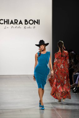 NEW YORK, NEW YORK - SEPTEMBER 07: New York Moda Haftası sırasında Chiara Boni için podyumda bir model yürüyor: The Show at Gallery II at Spring Studios, 07 Eylül 2019, New York.
