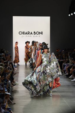 NEW YORK, NEW YORK - SEPTEMBER 07: New York Moda Haftası sırasında Chiara Boni 'nin podyum finalinde mankenler yürür: 7 Eylül 2019' da New York 'ta Spring Studios' ta Gallery II 'de gösteriler.