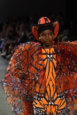 NEW YORK, NEW YORK - SEPTEMBER 07: Maria Borges, New York Moda Haftası sırasında Chiara Boni için podyumda yürüyor: 7 Eylül 2019 'da New York' taki Spring Studios 'taki Galeri II' de Gösteriler.