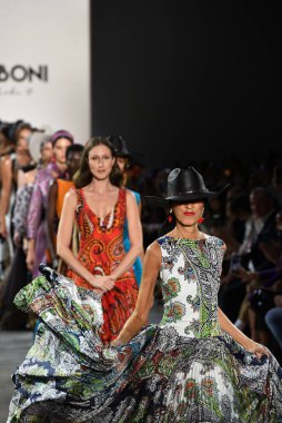 NEW YORK, NEW YORK - SEPTEMBER 07: New York Moda Haftası sırasında Chiara Boni 'nin podyum finalinde mankenler yürür: 7 Eylül 2019' da New York 'ta Spring Studios' ta Gallery II 'de gösteriler.