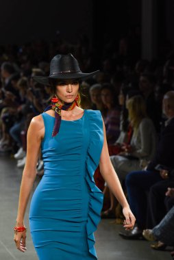 NEW YORK, NEW YORK - SEPTEMBER 07: New York Moda Haftası sırasında Chiara Boni için podyumda bir model yürüyor: The Show at Gallery II at Spring Studios, 07 Eylül 2019, New York.