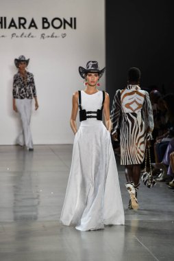 NEW YORK, NEW YORK - SEPTEMBER 07: New York Moda Haftası sırasında Chiara Boni için podyumda bir model yürüyor: The Show at Gallery II at Spring Studios, 07 Eylül 2019, New York.