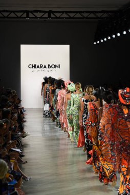 NEW YORK, NEW YORK - SEPTEMBER 07: New York Moda Haftası sırasında Chiara Boni 'nin podyum finalinde mankenler yürür: 7 Eylül 2019' da New York 'ta Spring Studios' ta Gallery II 'de gösteriler.