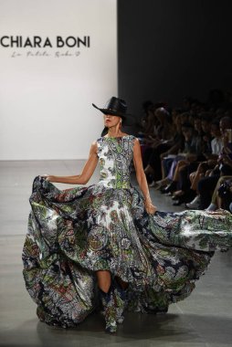 NEW YORK - SEPTEMBER 07: Pat Cleveland, New York Moda Haftası 'nda Chiara Boni için podyumda yürüyor: 7 Eylül 2019' da New York 'taki Spring Stüdyolarında Galeri II' de Gösteriler.