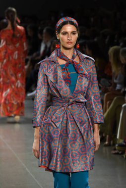 NEW YORK, NEW YORK - SEPTEMBER 07: New York Moda Haftası sırasında Chiara Boni için podyumda bir model yürüyor: The Show at Gallery II at Spring Studios, 07 Eylül 2019, New York.