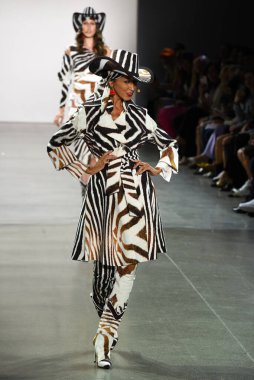 NEW YORK - SEPTEMBER 07: Pat Cleveland, New York Moda Haftası 'nda Chiara Boni için podyumda yürüyor: 7 Eylül 2019' da New York 'taki Spring Stüdyolarında Galeri II' de Gösteriler.