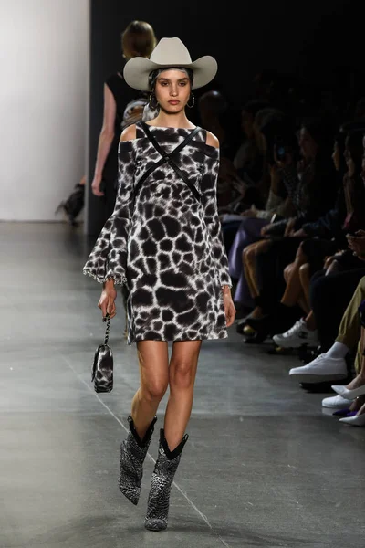 ニューヨーク 9月7日 ニューヨーク ファッションウィーク中のキアラ ボニのための滑走路を歩くモデル 春のスタジオでのギャラリーIiでのショー2019年9月7日ニューヨーク — ストック写真
