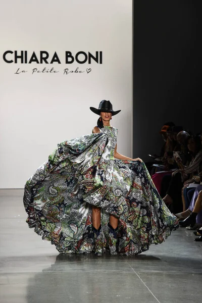 ニューヨーク 9月07 パット クリーブランドがニューヨーク ファッションウィーク中にキアラ ボニの滑走路を歩く 春のスタジオでのギャラリーIiでのショー9月の07 2019ニューヨーク — ストック写真