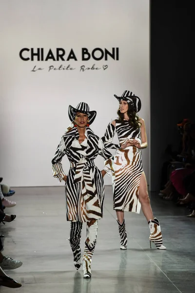ニューヨーク 9月07 パット クリーブランドとアンナ クリーブランドがニューヨーク ファッションウィーク中にキアラ ボニの滑走路を歩く 春のスタジオでのギャラリーIiでのショー9月の07 2019ニューヨーク — ストック写真