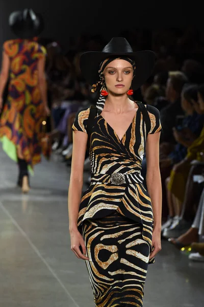 New York New York September Model Walks Runway Chiara Boni — Stock Photo, Image